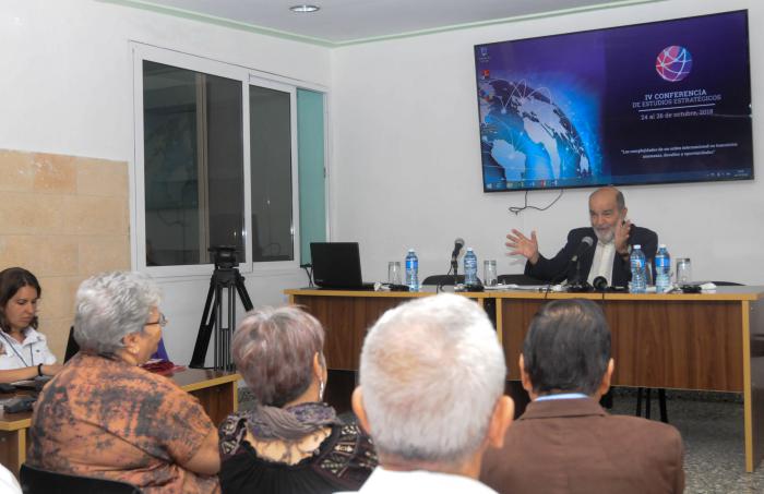 El Dr. Osvaldo Martínez, imparte conferencia magistral: Fidel y la Economía Mundial en la IV Conferencia de Estudios Estratégicos, realizado en el Centro de investigación de Política Internacional, situado en 3ra avenida, e/ 18 y 20, Miramar, Playa.