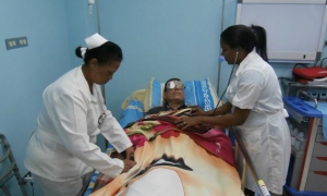 El venezolano Richard Echesuría, atendido por dos colaboradoras cubanas. Foto del autor