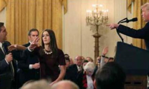 El periodista Jim Acosta es atacado por el presidente Donald Trump. FOTO: REUTERS