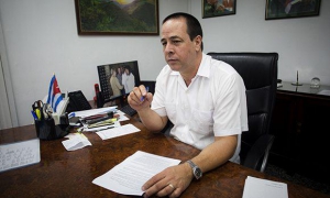 «Cuba no hace política con la salud de ningún pueblo», dijo a Cubadebate, el titular del Ministerio de Salud Pública, José Ángel Portal. Foto: Irene Pérez