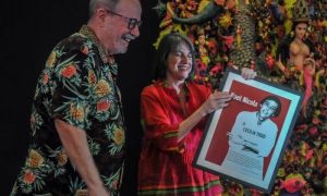 Entrega Silvio Rodríguez (I) premio Noel Nicola a la trovadora venezolana Cecilia Todd (D)