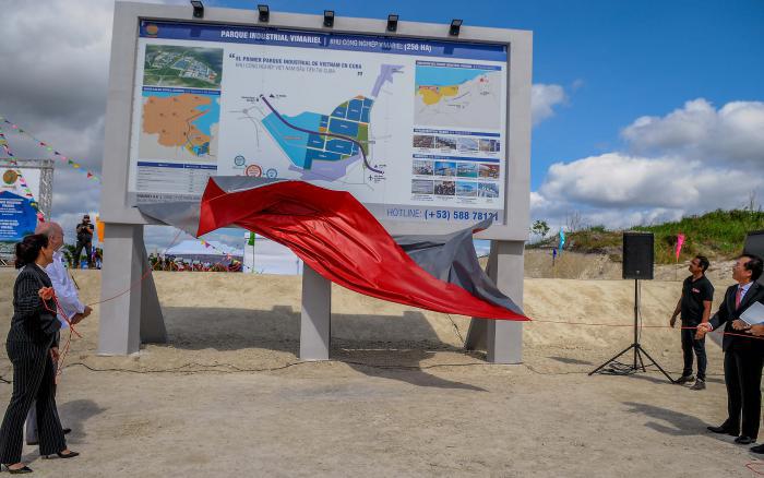 Acto de entrega de la licencia de obra para el proyecto de inversión-construcción de la infraestructura de Parque Industrial ViMariel. 