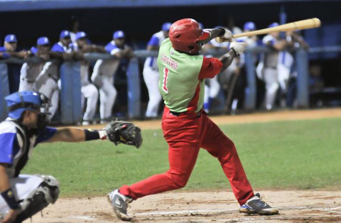 Play Off de la LVII Serie Nacional mde Beisbol ente los equipos de Industriales y Las Tunas .Estadiun Latinoamericano La Haba Cuba .
     12 de Enero 2018.
   Foto José Raúl Rodríguez Robleda