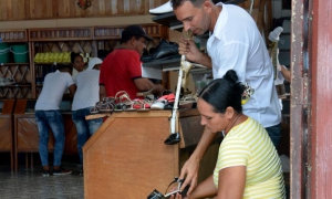 Comercio de cuentapropistas en Manzanillo, provincia de Granma.