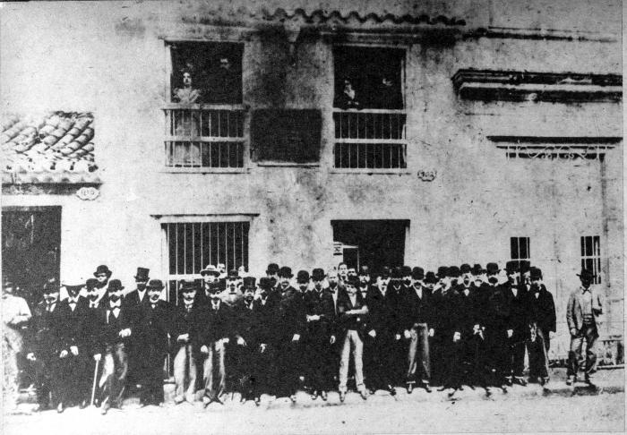 Emigrados cubanos de Cayo Hueso en el acto donde colocaron una tarja en la casa donde nació José Martí.En los balcones, Doña Leonor, su hermana Amelia, su esposa Carmen Zayas Bazán, y su hijo. 