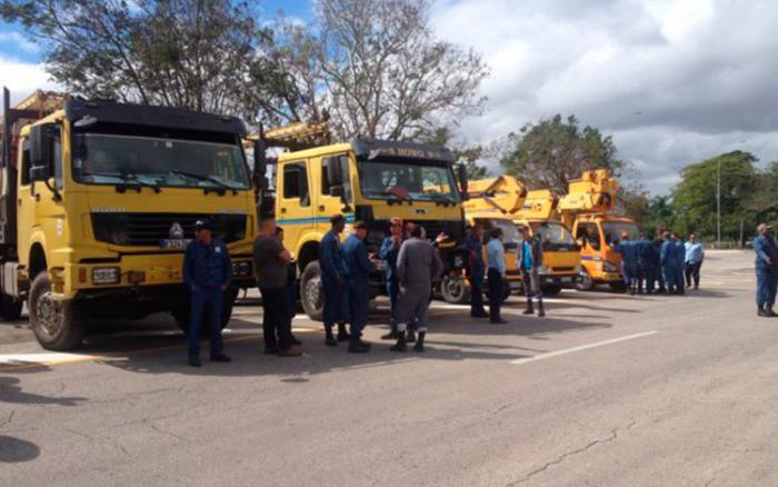 Los trabajadores de la Empresa Eléctrica de Villa Clara se dispusieron a ayudar a sus hermanos de la capital para restaurar las heridas causadas por el tornado
