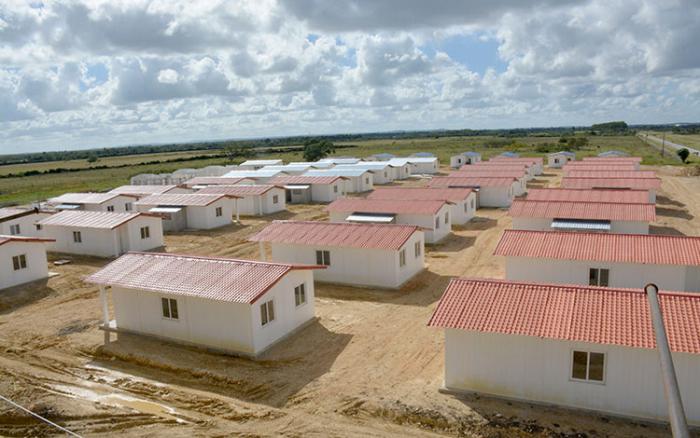 Gracias a la ayuda solidaria de la hermana República Bolivariana de Venezuela, 50 familias de este poblado costero, uno de los más golpeados en 2017 por los embates del huracán Irma, ya habitan en una moderna y confortable petrocasa