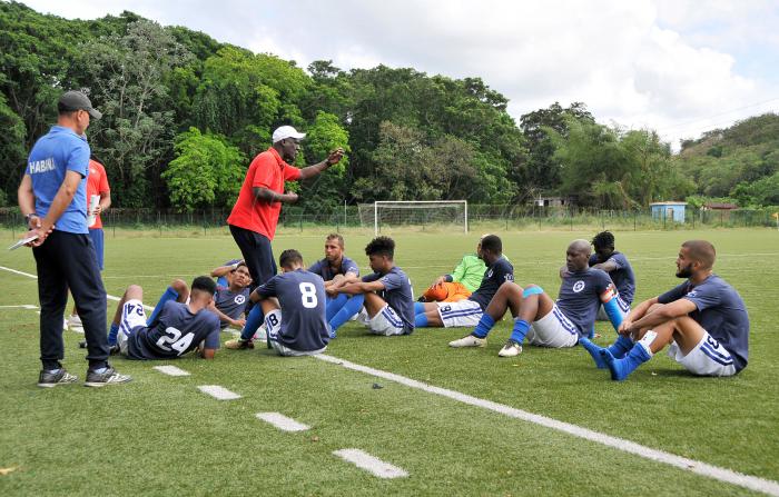 Jesús Tosca (centro) ha logrado confeccionar un once ganador con La Habana. Foto: Ismael Batista Ramírez