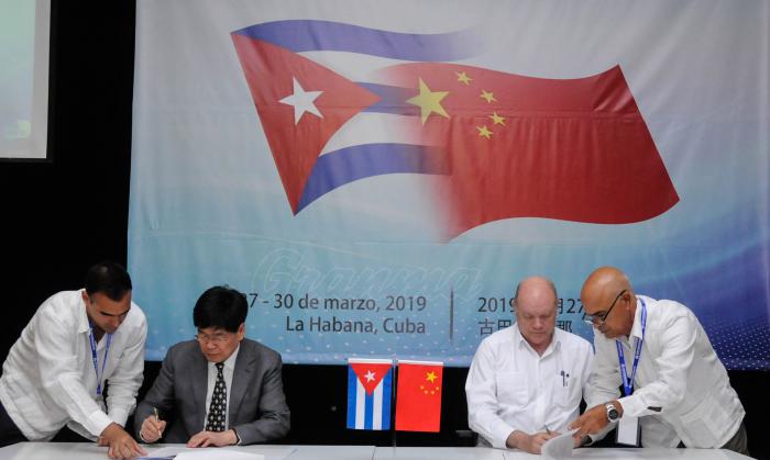 Firma de memorandos de entendimiento entre Ren Zhiwu, Director General Adjunto CNDR (China) y Rodrigo Malmierca Díaz, Ministro del Comercio Exterior y la Inversión Extranjera (Cuba); durante laX Reunión del Grupo de Trabajo Conjunto de la Biotecnología Cuba - China, realizado en el Hotel Habana Libre, Vedado