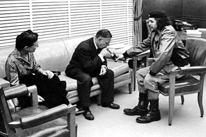 Jean-Paul Sartre y Simone de Beauvoir durante su visita a Cuba, en entrevista con Ernesto Che Guevara. 
Foto: Alberto Korda