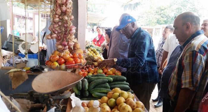 En el mercado de Buen Viaje, Valdés Mesa departió con la población y los trabajadores del lugar. Foto del autor