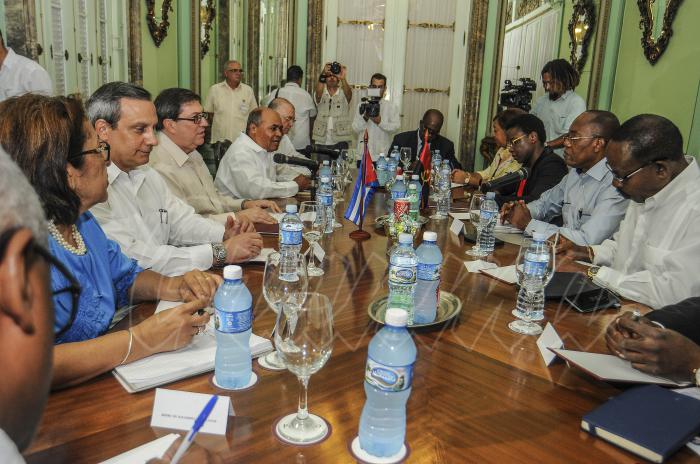 Conversaciones entre Manuel Domingo Augusto Ministro de relaciones exteriores de Angola (I), y su homologo cubano  Bruno Rodríguez Parrilla (D)