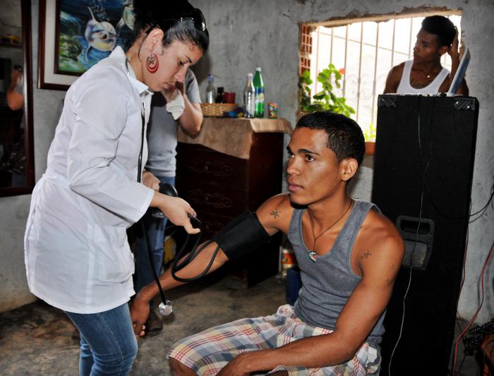 Trabajo comunitario en los barrios venezolanos, dirigido a crear condiciones de progreso social desde la perspectiva de la salud, con la participación activa de la comunidad organizada, en Caracas, Venezuela, junio de 2014. AIN FOTO/Omara GARCÍA MEDEROS