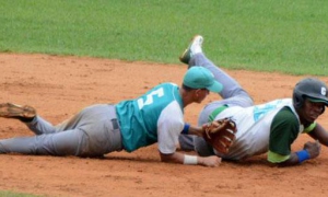 Jugada del tercer partido de la final occidental de la V Serie Nacional Sub 23 de Béisbol, entre los Piratas ganadores y los Elefantes, en el estadio 5 de Septiembre de Cienfuegos, en Cuba, el 13 de junio de 2018. ACN FOTO/ Modesto GUTIÉRREZ CABO/