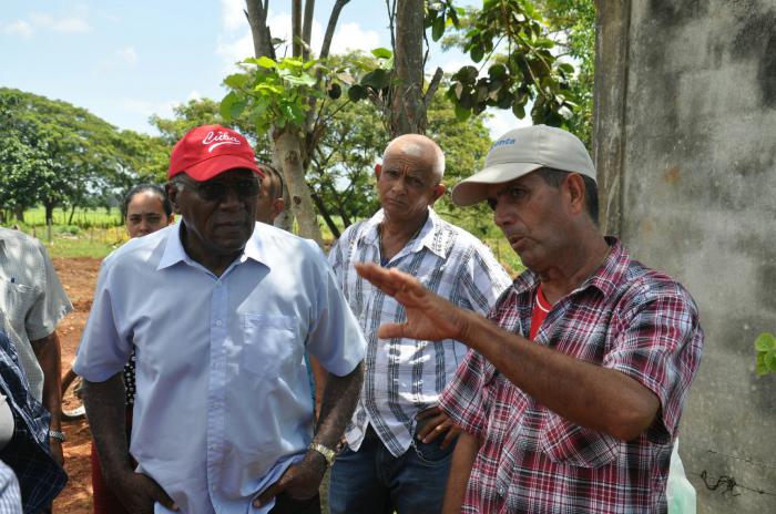 Salvador Valdés Mesa intercambia con el productor Alberto Blanco (derecha) sobre el empleo alternativo entre los medios mecánicos y la tracción animal para no depender del combustible.