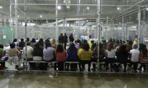 EEUU reubica a migrantes por falta de espacio en albergues