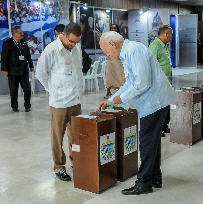 Cuarta sesión extraordinaria IX Legislatura de la Asamblea Nacional en erl Palacio de Convenciones, Presidido por El Presidente de los Consejos de estado y de Ministros Miguel Díaz Canel Bermúdez, el Primer secretario del PCC General de Ejercito Raul Castro Ruz y Estaban Lazo Hernández, Presidente de la ANPP, elecciones del Consejo de estado y presidencia de la ANPP