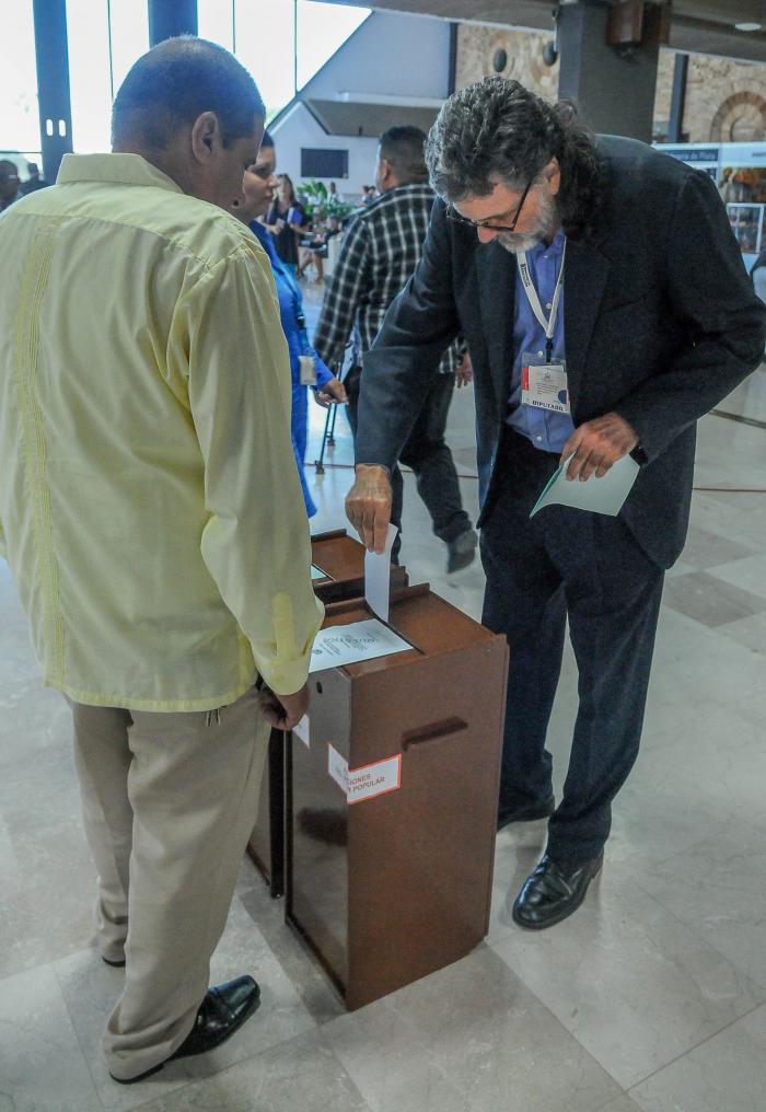 Cuarta sesión extraordinaria IX Legislatura de la Asamblea Nacional en erl Palacio de Convenciones, Presidido por El Presidente de los Consejos de estado y de Ministros Miguel Díaz Canel Bermúdez, el Primer secretario del PCC General de Ejercito Raul Castro Ruz y Estaban Lazo Hernández, Presidente de la ANPP, elecciones del Consejo de estado y presidencia de la ANPP