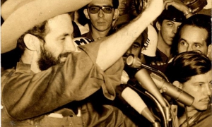 Camilo en su discurso frente al Palacio Presidencial 27/10/1959.
Negativo Sobre No.4 del 31/12/1974, album Foto No.97.
Publicada: 26/10/01 : 26/10/2002
Cien0025