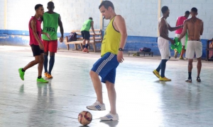 Entrenamiento del equipo nacional de Fútbol Sala, ene l Cerro Pelao. Al centro de la foto el técnico Isben Román. La Habana, Cuba.