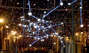 Iluminada la calle Galiano por donación de luces desde Italia.