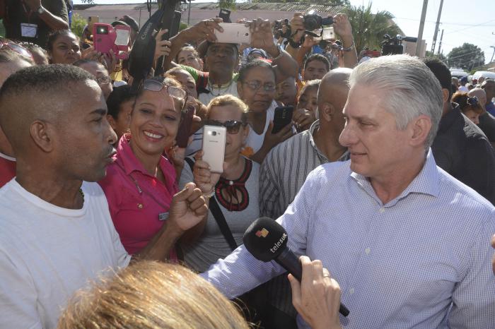 Un animado pueblo guantanamero intercambió con el Presidente. foto: estudios revolución