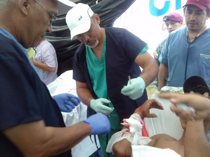 Médicos cubanos prestando atención a los damnificados por el terremoto en Ecuador. Foto tomada de Facebook del Doctor cubano Enmanuel Vigil Fonseca
