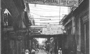 Los habaneros caminan por las aceras de las centenarias calles de la ciudad