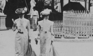 Elegantes damas habaneras de paseo por las calles de la ciudad