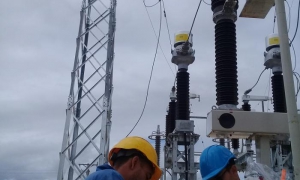 Especialistas revisan las conexiones en la subestación Santana