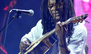 Trovador Raúl Torres, durante el Concierto en Homenaje a Elena Burke, en la Sala Covarrubias del Teatro Nacional de Cuba