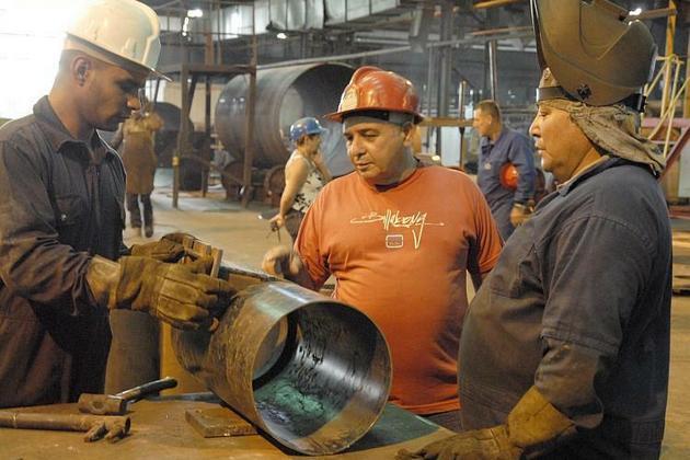 Nadie mejor que nuestros trabajadores para sacar el mayor provecho a los recursos de que disponemos, porque son ellos quienes están en los lugares donde se produce, señaló Ulises Guilarte. Foto: Freddy Pérez Cabrera
