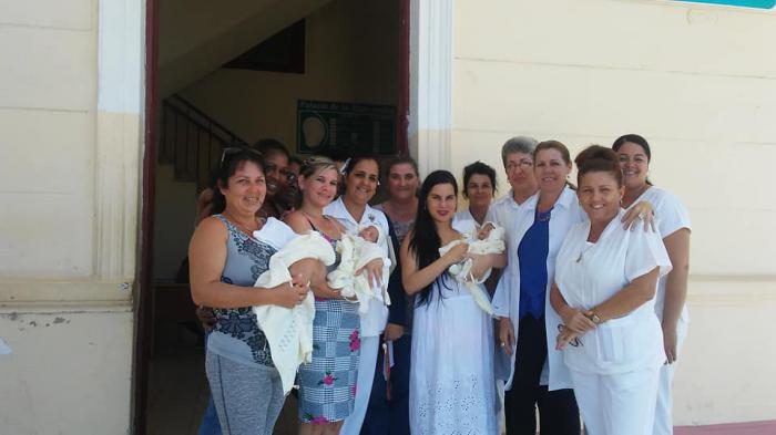 Ahinoa, Valeria y Mitchel Alejandro, trillizos logrados por fertilización in vitro en el Centro de Cienfuegos, junto a su madre, Cenia, al salir del hospital. Foto: Julio Martínez