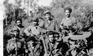 El Comandante Efigenio Ameijeiras, al centro, con los combatientes de la retaguardia de su columna en la Sierra Maestra. FOTO: Archivo de Granma