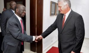 En un ambiente de cordialidad, ambas partes dialogaron sobre las históricas relaciones de amistad entre los pueblos de Cuba y Uganda. 