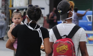 Población cubana revasando el COVID-19, parque El Curita, centro Habana