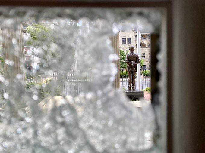 Ante el acecho cobarde de los perpetradores del terror, Cuba «repudia la violencia y la muerte», mientras se yergue en la prédica martiana de prodigar el bien. foto: @Embacubaeeuu