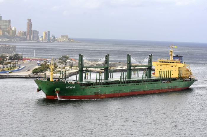 Mercante entrando al puerto de La Habana.