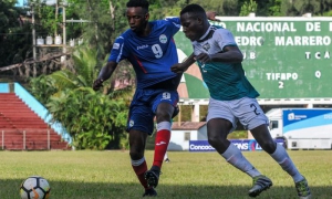 Maikel Alejandro Reyes (delantero numero 9), durante el partido Preliminar Clasificatorio de futbol masculino entre los equipos de Cuba y Turcas y Caicos, en el estadio Pedro Marrero, Playa
