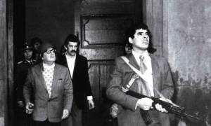 Luego de su última alocución, el presidente chileno recorrió el Palacio de la Moneda con caso y fusil al hombro.