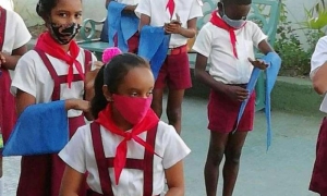 El Estado cubano ha priorizado la compra del tejido en aras de garantizar los uniformes de los grados iniciales. Los alumnos de años continuantes seguirán con el uniforme que poseen. 
