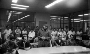 Fidel Castro y los integrantes del secretariado del Comité Central del Partido Comunista de Cuba, visitan la redacción del Periódico Hoy, donde se editaba en esos momentos el primer ejemplar del periódico Granma