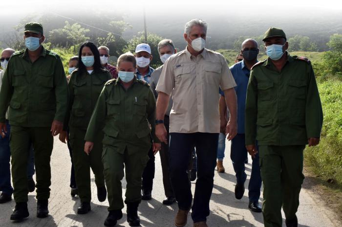 Realizan Díaz-Canel, Valdés Mesa y Marrero Cruz recorrido en zonas afectadas por intensas lluvias de la Tormenta Tropical Eta