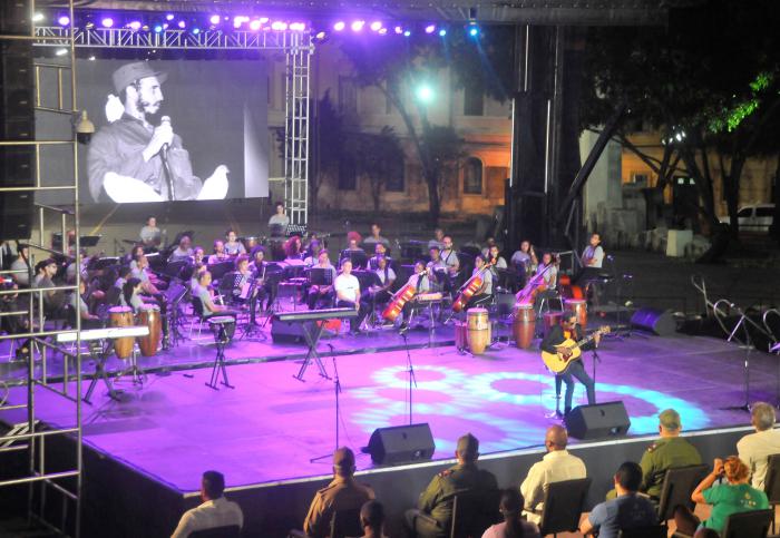 Acto de homenaje al Comandante Fidel Castro Ruz en la escalinata de la Universidad de la Habana