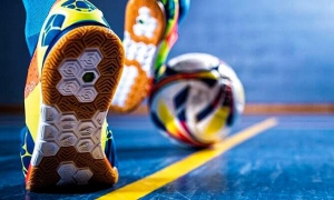  El fútbol sala,? fútbol de salón, futsal o microfútbol? es un juego donde cada equipo debe estar compuesto por 5 jugadores en los que debe haber un arquero en cada equipo, el juego consiste en introducir la pelota en un arco protegido por el arquero del 