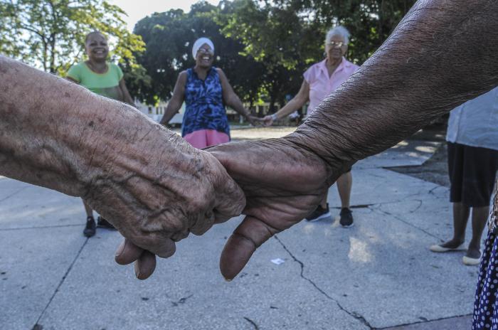 Lo que me queda por vivir… será en sonrisas.Personas de la tercera edad