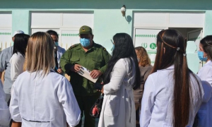 El presidente del Consejo de Defensa Provincial, Félix Duartes Ortega, compartió con los trabajadores del centro en su apertura. Foto: Zulariam Pérez Martí