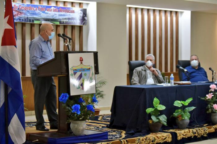 Acompañan al mandatario Manuel Marrero Cruz, primer ministro; Roberto Morales Ojeda, miembro del Buró Político y vice primer ministro; Jorge Luis Tapia, vice primer ministro; Marino Murillo Jorge, miembro del Buró Político y jefe de la Comisión Permanente para la Implementación y Desarrollo de los Lineamientos; Alejandro Gil Fernández, vice primer ministro y titular de Economía y Planificación; titulares de otras carteras, además de las principales autoridades de la provincia, encabezadas por Carlos Luis Garrido Pérez, presidente del Consejo de Defensa, y Tomás Alexis Martín Venegas, vicepresidente