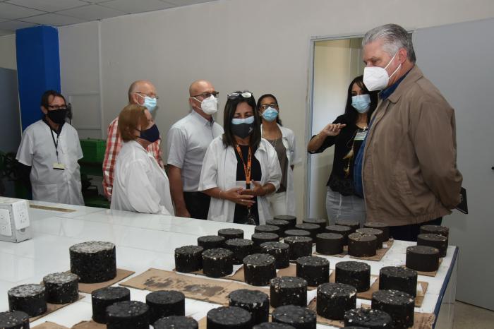 El Presidente Miguel Díaz-Canel Bermúdez señaló la necesidad  de desarrollar materiales de 
la construcción propios que sustituyan costosas importaciones al país. Foto: Estudios Revolución