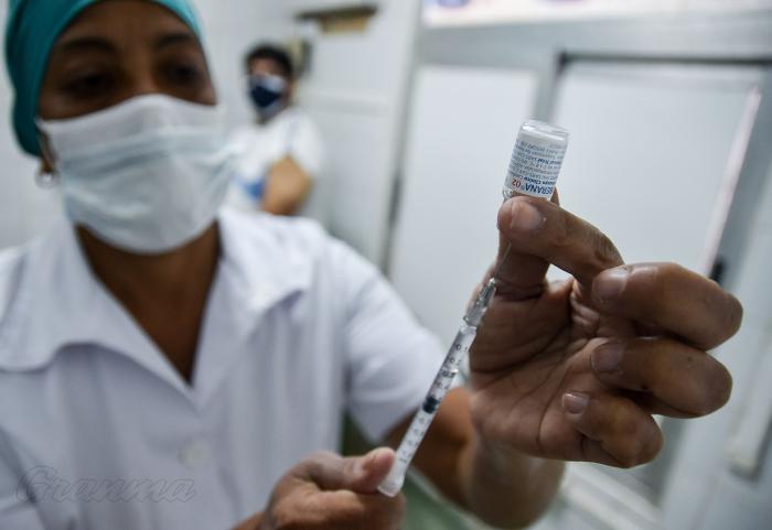 Vacunatorio, en el Policlínico Docente Vedado, Unidad de Ensayo Clínico Fase III (Soberana 02), en Calle 15 y 18